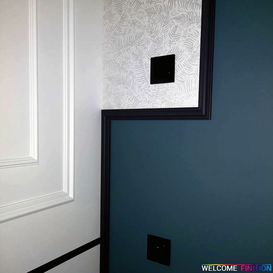 Mur peint en deux tons avec moulure et soubassement bleu profond, réalisation Welcome Finition