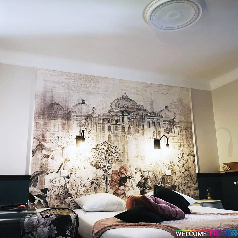 Panoramique sépia posé derrière le lit d'une chambre, réalisation Welcome Finition