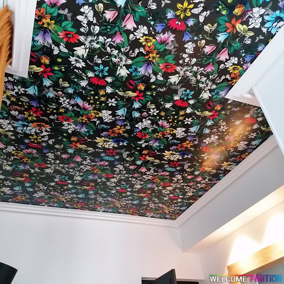 Papier peint fleuri posé au plafond d'une chambre sous combles, réalisation Welcome Finition