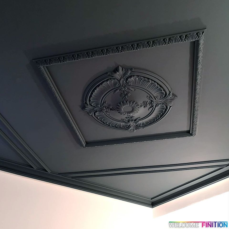 Rosace de plafond moulurée peinte en noir mat, réalisation Welcome Finition