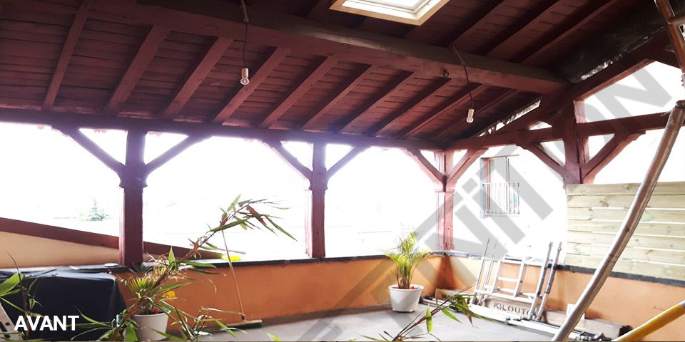 Terrasse couverte avant travaux, charpente sombre